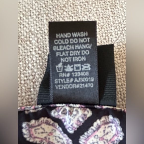 Daytrip Cute Short Sleeve Laced Back Top Shirt. Size Medium - Picture 14 of 14